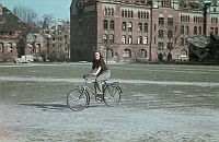 1943. Berlin. Tempelhof. Drittes Reich. 2. Weltkrieg. Alltag in Berlin. Junge Frau mit Fahrrad. Im Hintergrund: Bombenschäden.